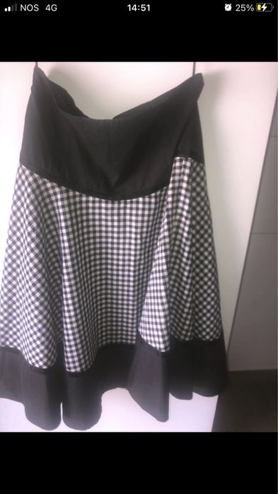 Saia comprida com xadrez mulher