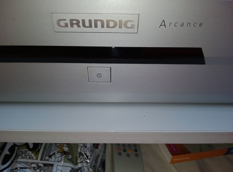 Televisão  com móvel, usada mas a funcionar  bem.