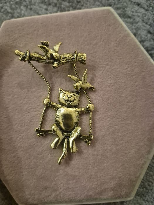 Broszka kotek na hustawce