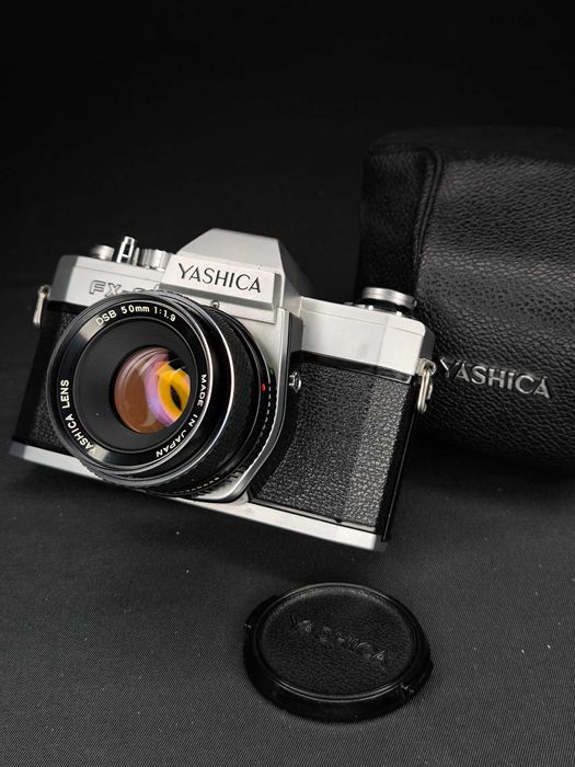 Analogowa Yashica FX-2 + 50mm F1.9 DSB z pięknym skórzanym futerałem