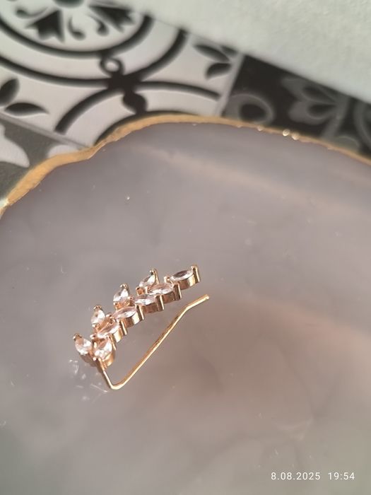 Nausznica w kolorze zlota z kryształkami