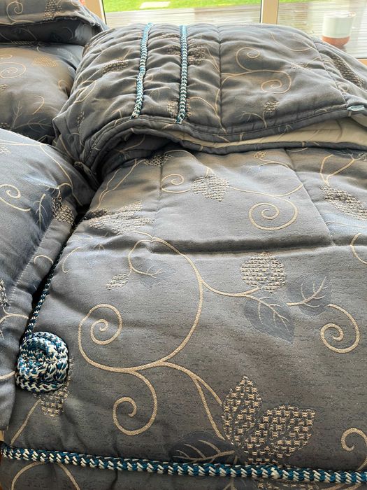 Colchão_Edredon de cama de casal e 3 almofadas