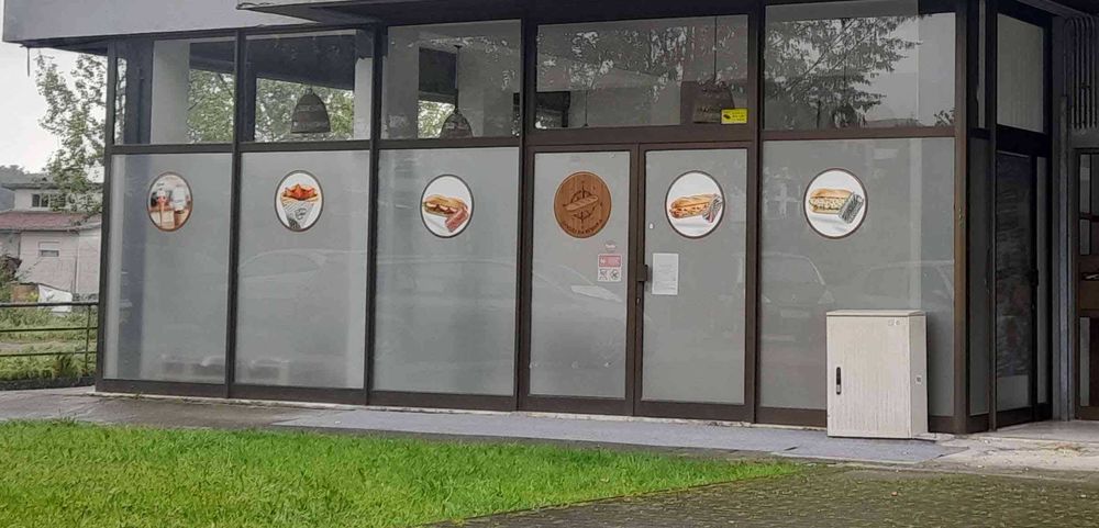 Arrendo loja 510€, perto da Escola Secundária Vila Verde ESVV, a face da rua com 3 frentes toda em vidro com película fosca,com opção Trespasse 2.500€