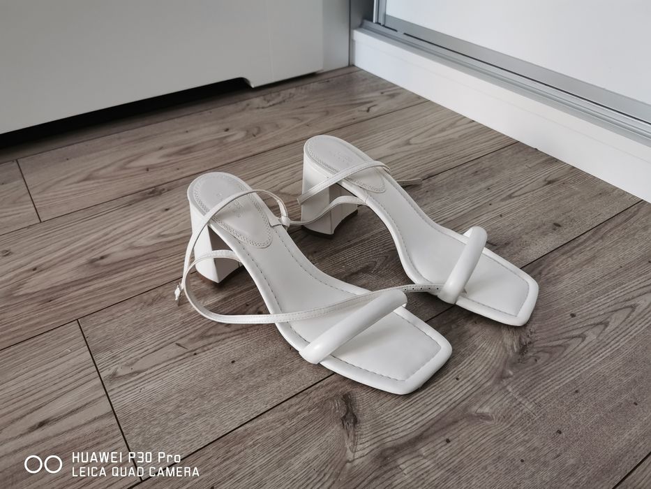 Białe sandałki r 45 Nowe szpilki