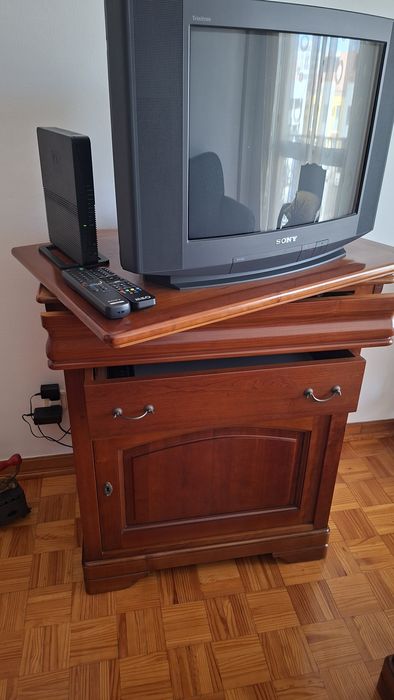Móvel para TV em cerejeira