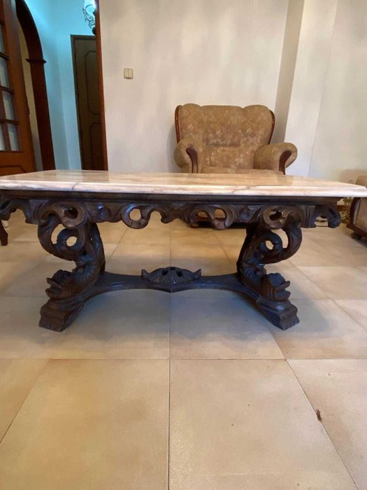 Mesa de centro de sala com base em madeira e tampo em marmore