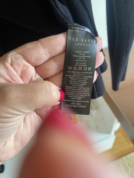 Casaco preto em malha com botoes dourados