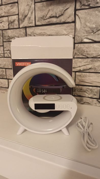 Lampka ładująca telefon głośnik bluetooth.