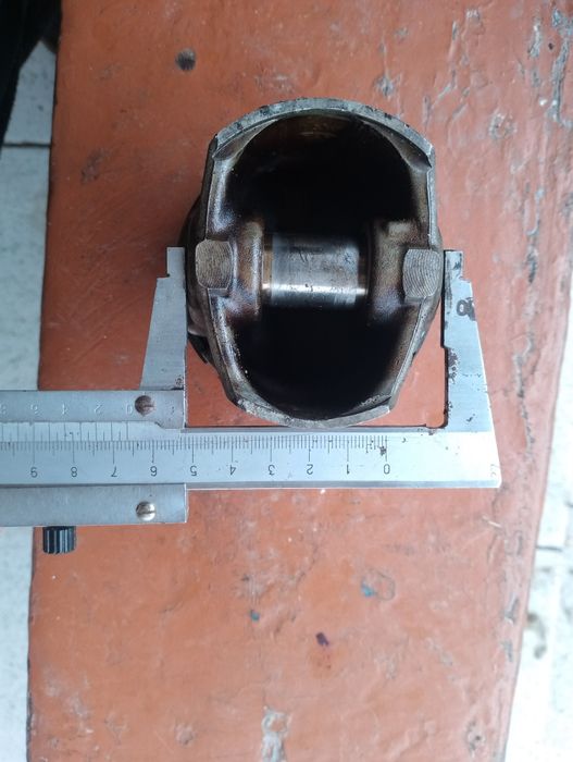 Поршень без шатунів