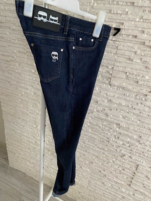 Modne jeansy z ozdobnymi naszywkami premium karl S