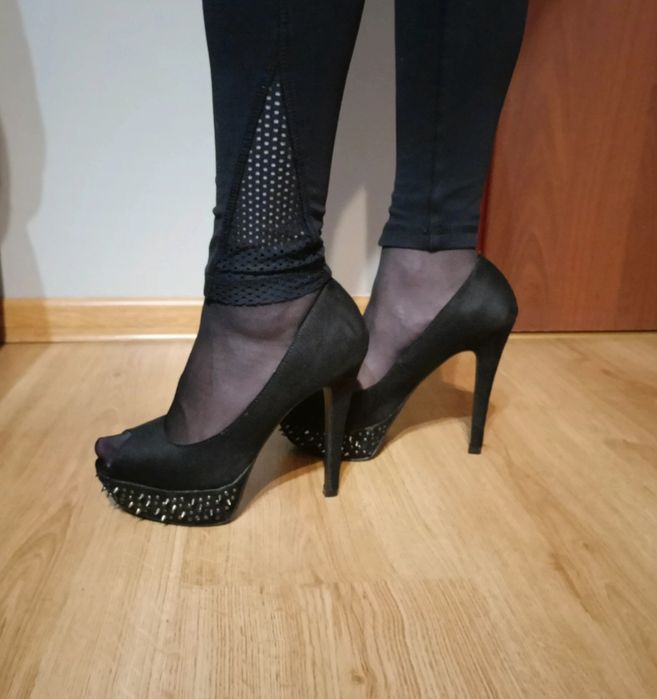 Śliczne zamszowe buty na obcasie i platformie, rozmiar 37,