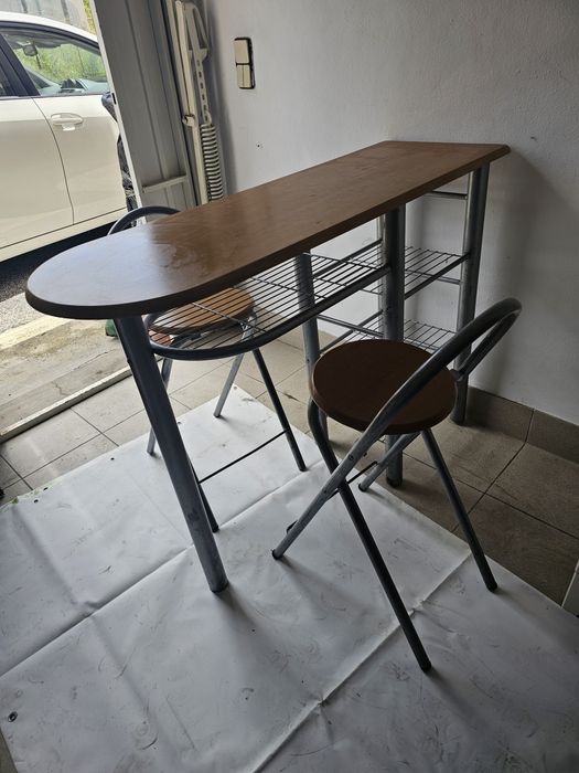 Mesa com 2 cadairas. Estato norml.