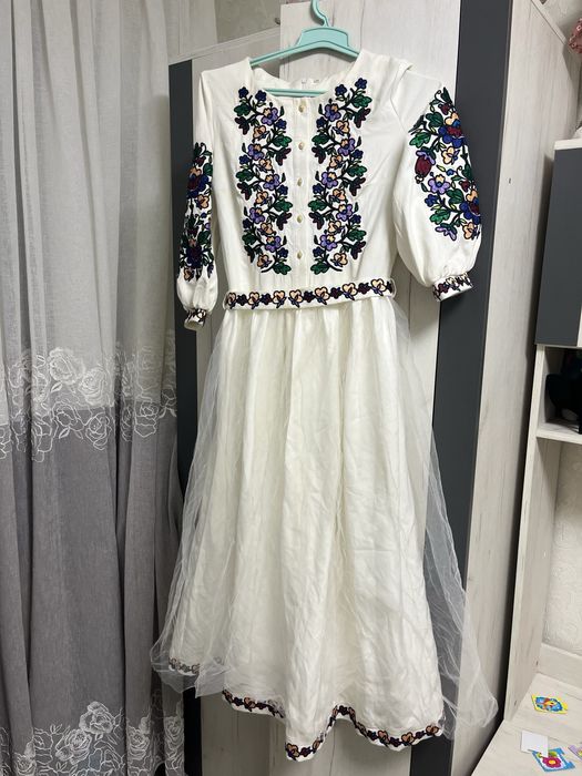 Сукня з вишивкою і фатином