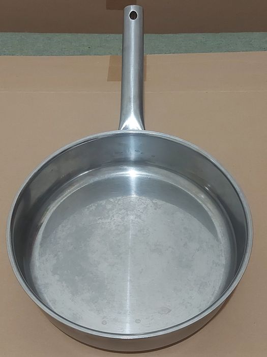 Frigideira inoxidável IKEA 365. Diâmetro 24cm, Altura 7cm.