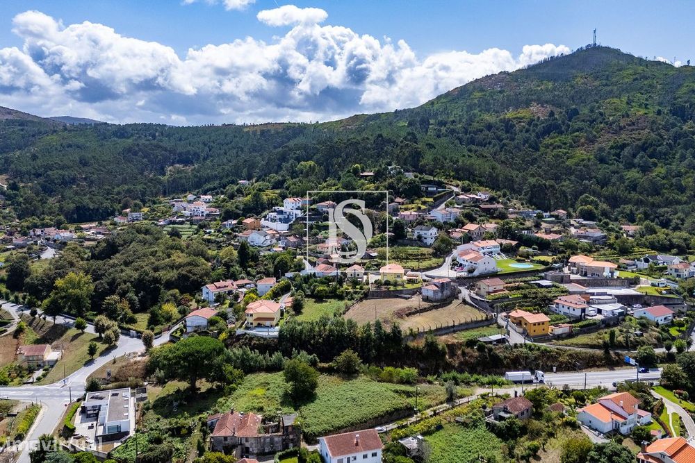 Terreno com 1381 m², junto ao Rio Minho, em Vila Nova de Cerveira