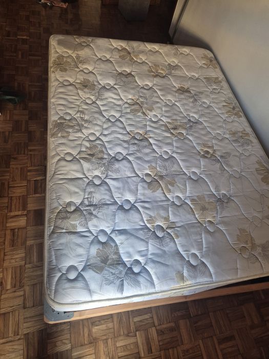 Vendo cama de casal com colchão