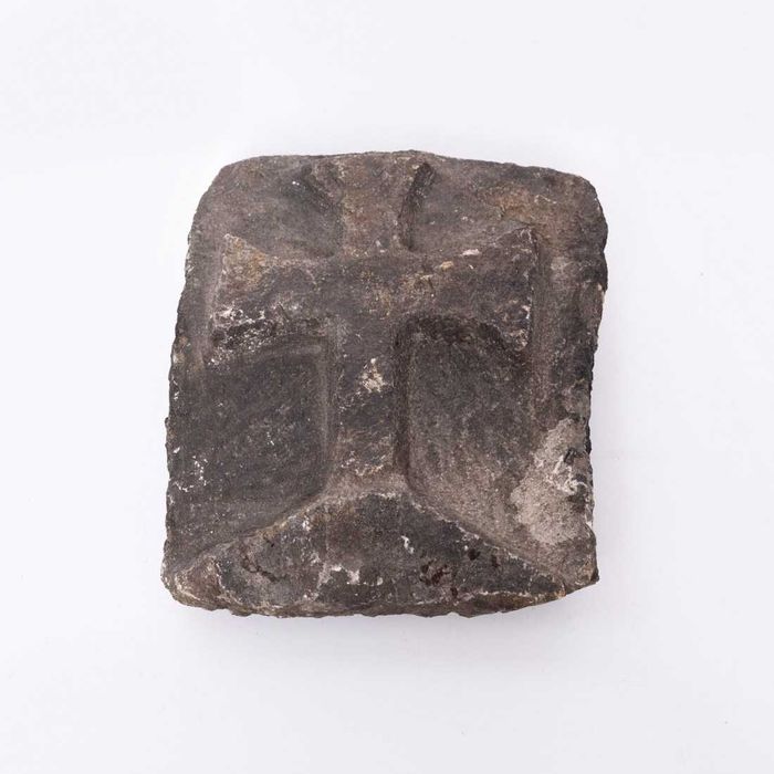 Fragmento em granito com crucifixo