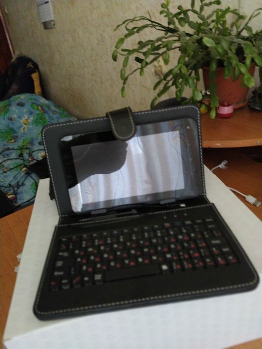 Продам планшет с подставкой