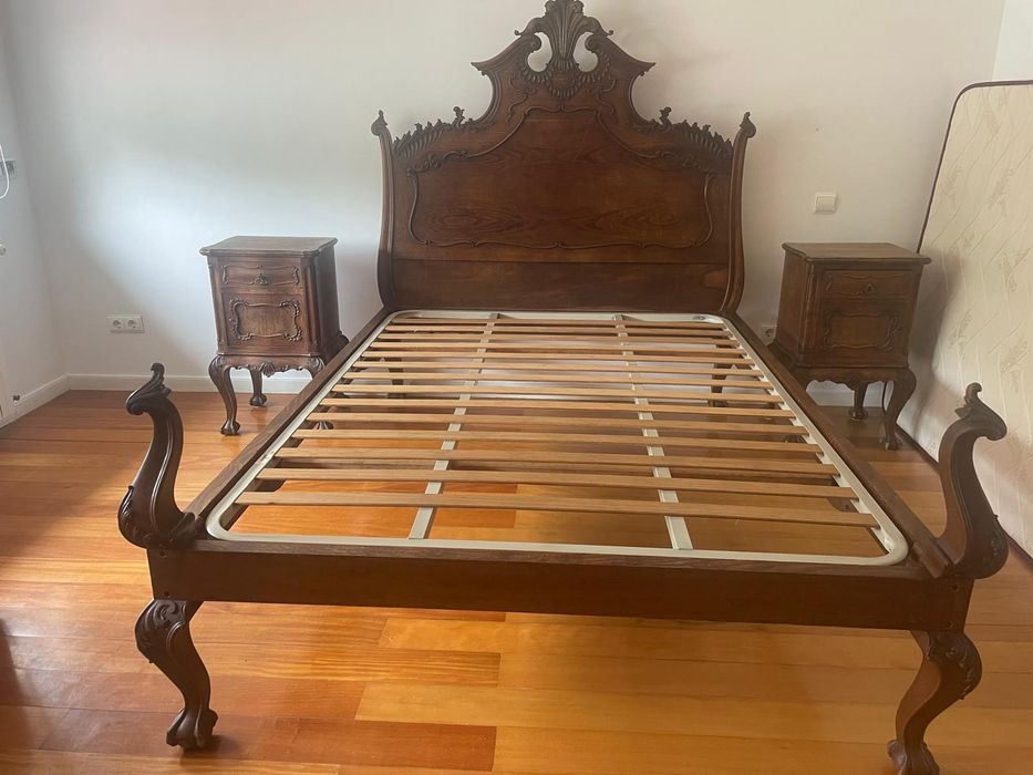 Cama antiga em carvalho + 2 mesinhas cabeceira