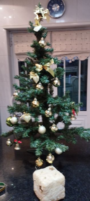 Árvore natalícia com alguma decoração