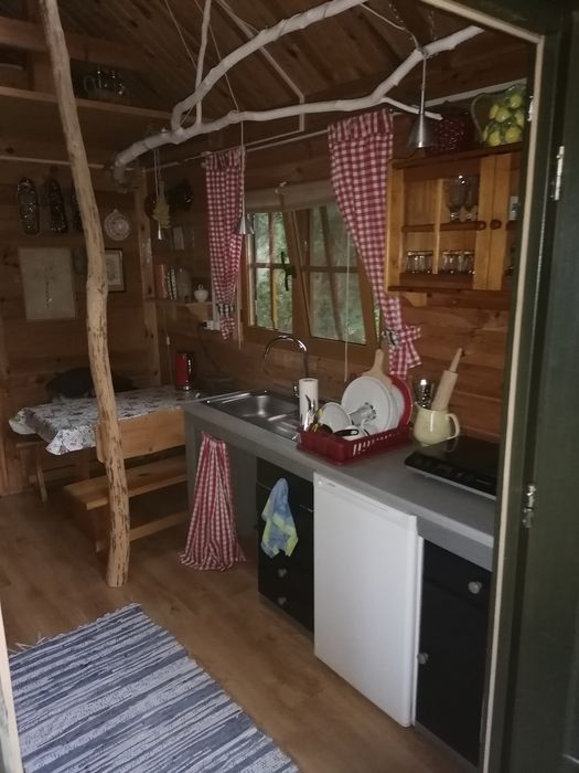 Domek na brzegu jeziora