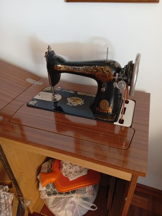 Maquina de costura com móvel