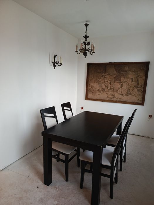 Rezerwacja.Duży drewniany stół,jadalnia