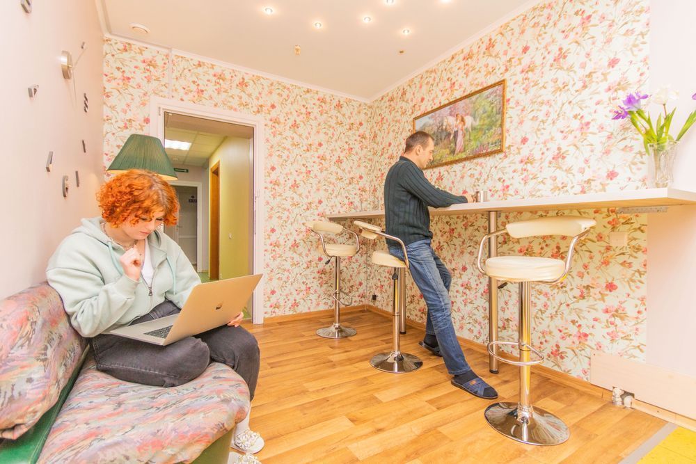 500 грн. неделя проживания и 1500 грн. месяц  Сеть хостелов Весь Киев