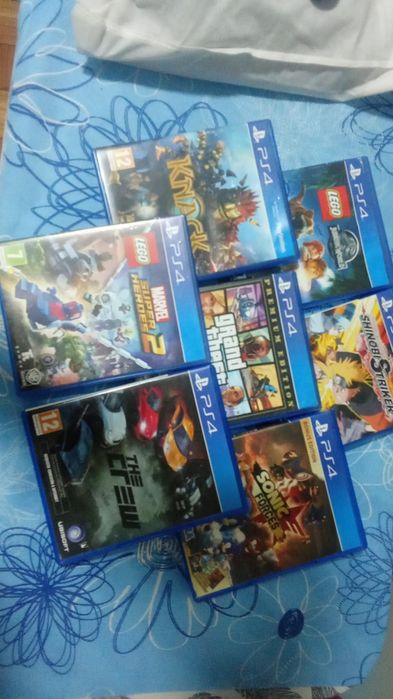 Vendo Playstation 4 com 2 comandos e 7jogos.