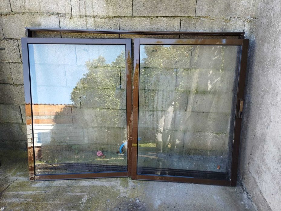 Porta e janelas aluminio castanhas