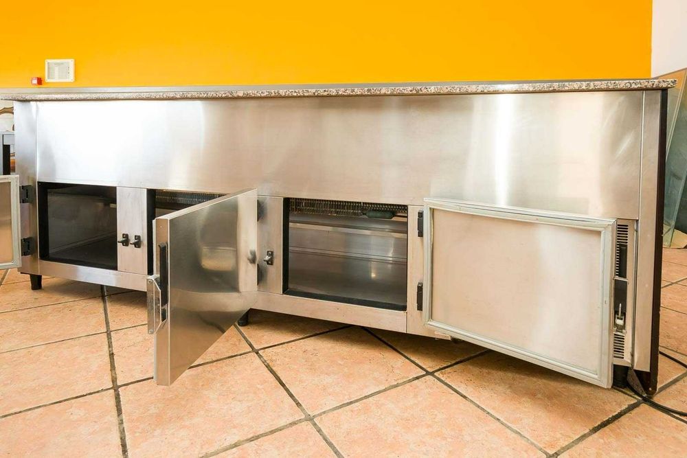 Balcão-vitrina refrigerada com vidro curvo