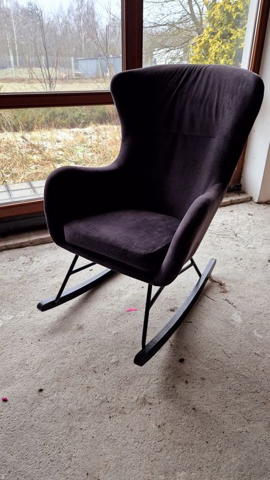 Fotel bujany Nesta grafitowy, wygodny bujak na czarnych pło