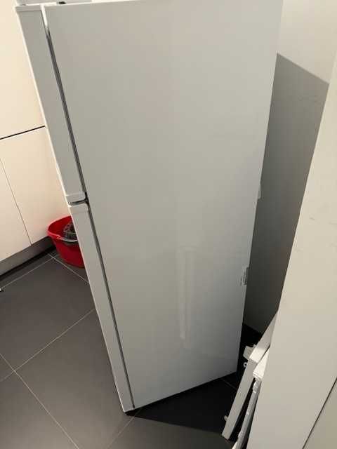 Refrigerator Congelador Alto Indesit Volume 212 L