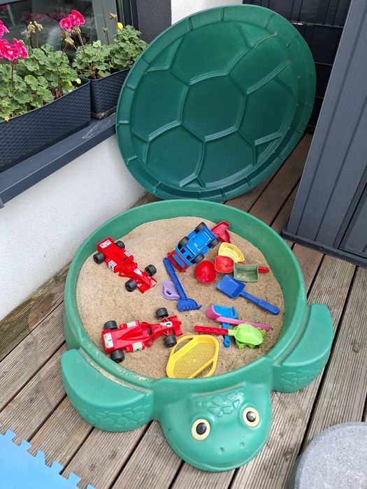 Piaskownica żółw z zabawkami