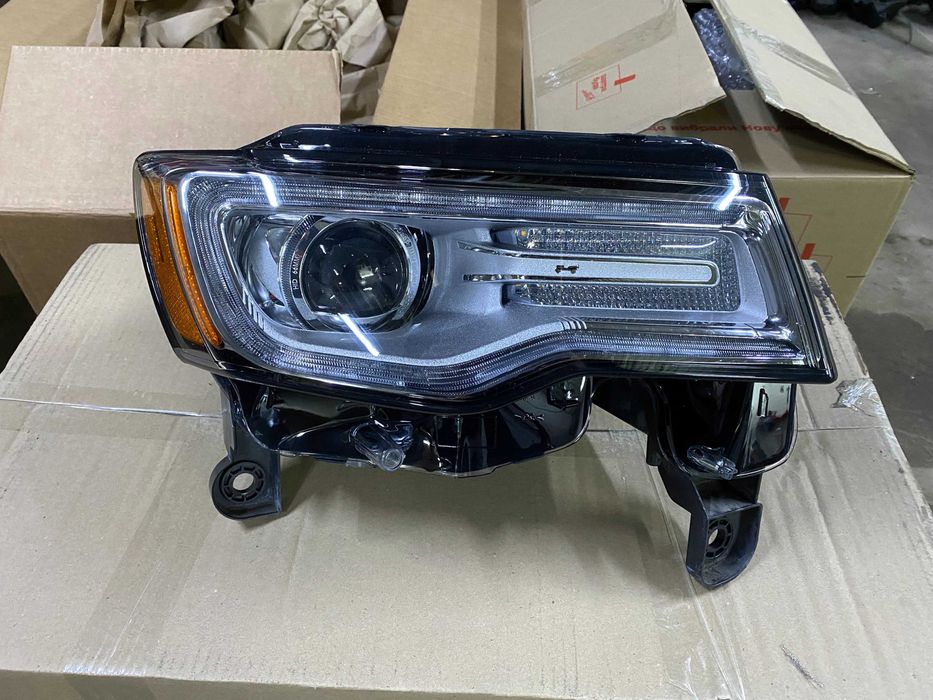 ОРИГІНАЛ Фара права Jeep Grand Cherokee WK2 (2014–2016) ксенон