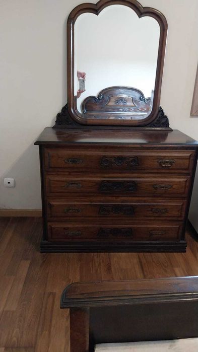 Mobília de Quarto - Cama de Casal, 2 Mesinhas de Cabeceira e Cómoda