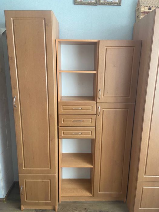 Продам функціональну шафу та письмовий стіл.