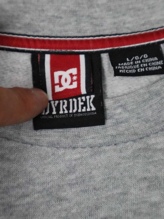 Szara bluza DC Usa z czarnym czerwonym haft logo grey crewneck