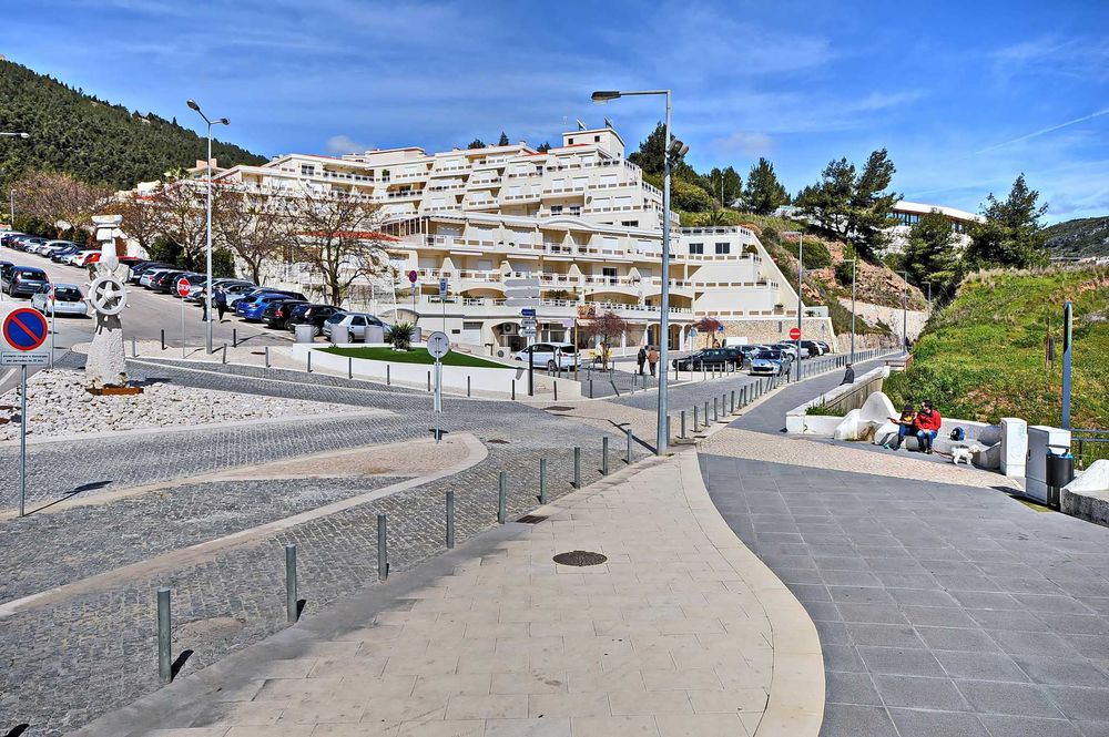 Sesimbra T2 com piscina,  1º linha com garagem mobilado