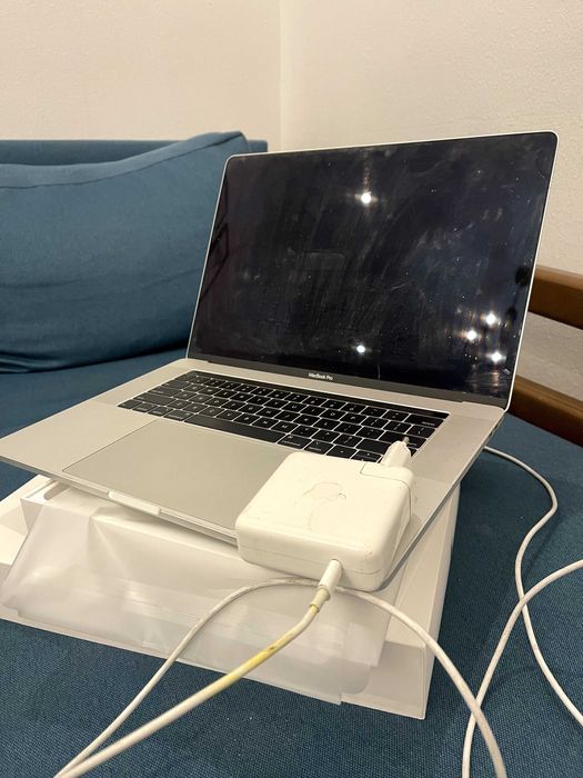 MacBook Pro A1990 15-inch 2018 i9 16gb pro Space gray
