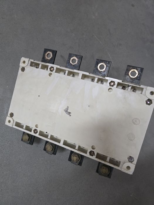 Interruptor seccionador (da marca Hager, modelo de 400A).