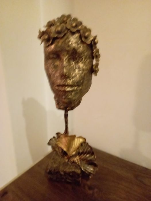 Escultura da mãe natureza com base em pedra