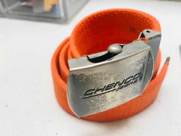 Com uma fivela de chapa com gravação Chenco