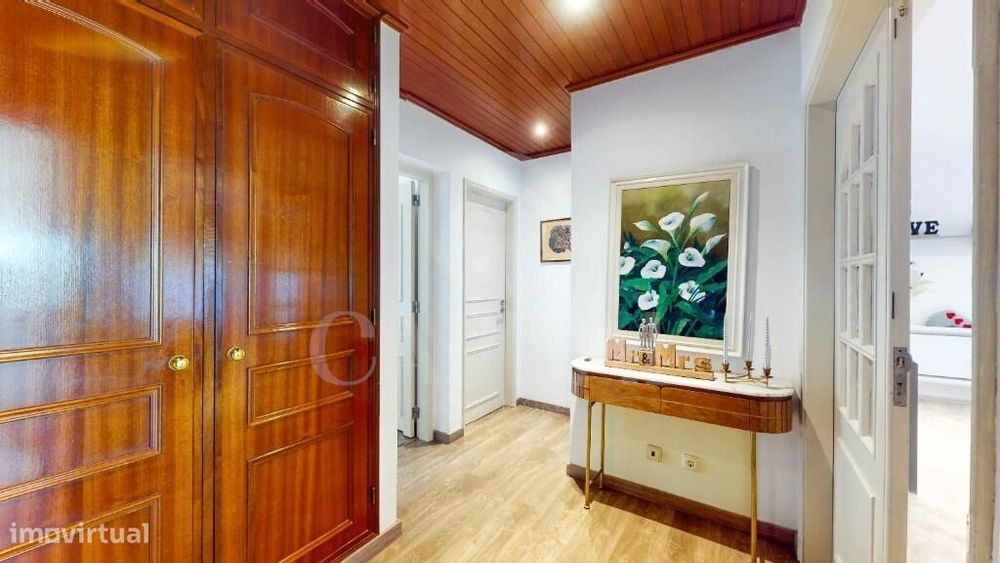 Apartamento T2 totalmente remodelado, com garagem e arrecadação, em Ca
