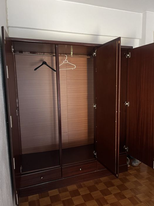 Roupeiro castanho escuro