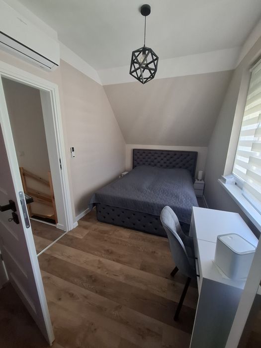 Łóżko Box 160x200 cm – szare, jak nowe, z pojemnikiem i topperem