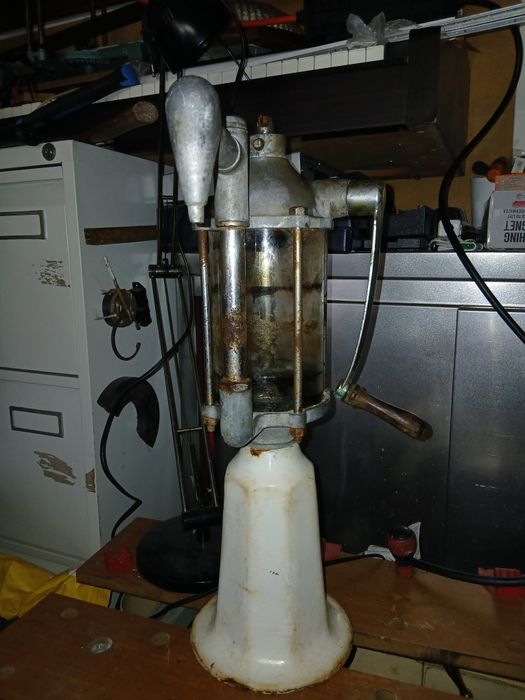 Bomba de  Azeite Antiga