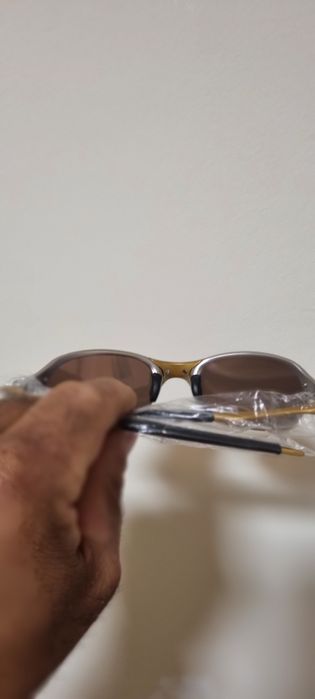 Tenho esses 2 óculos  OAKLEY vindos do Brasil