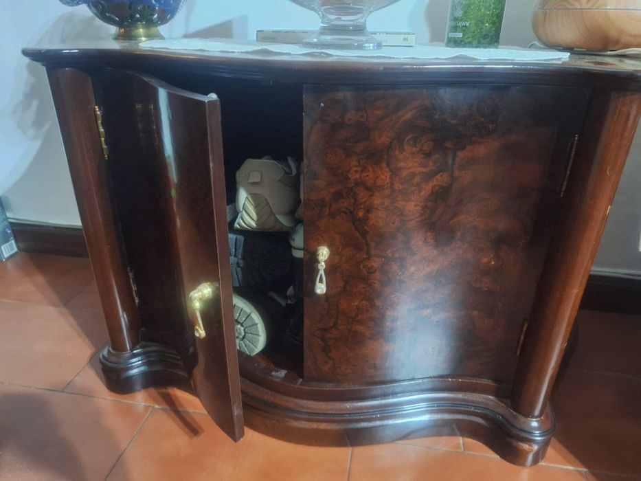 Móvel pequeno com duas portas, 48 cm de altura , 85 cm de largura