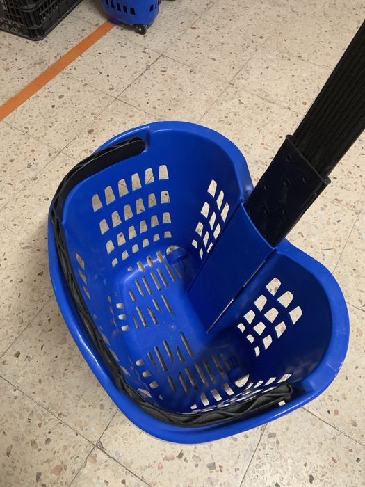 Cestos de supermercado azuis em plastico